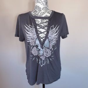 T-shirt with skull and roses on it